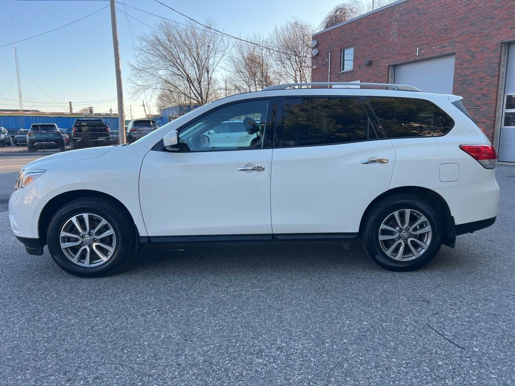 Used 2014 Nissan Pathfinder SV image 2