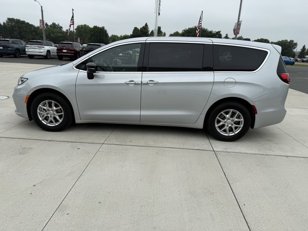 Used 2026 Chrysler Pacifica Select FWD image 4