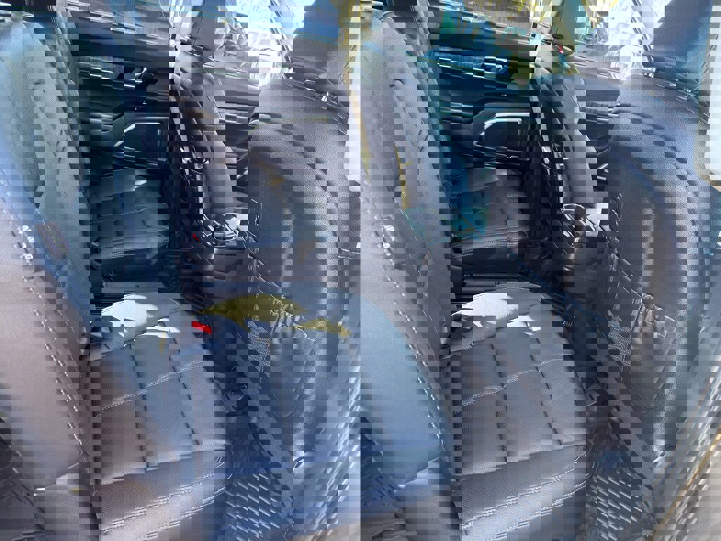 Used 2025 Kia Telluride EX w/ EX Captain's Chair Package image 19