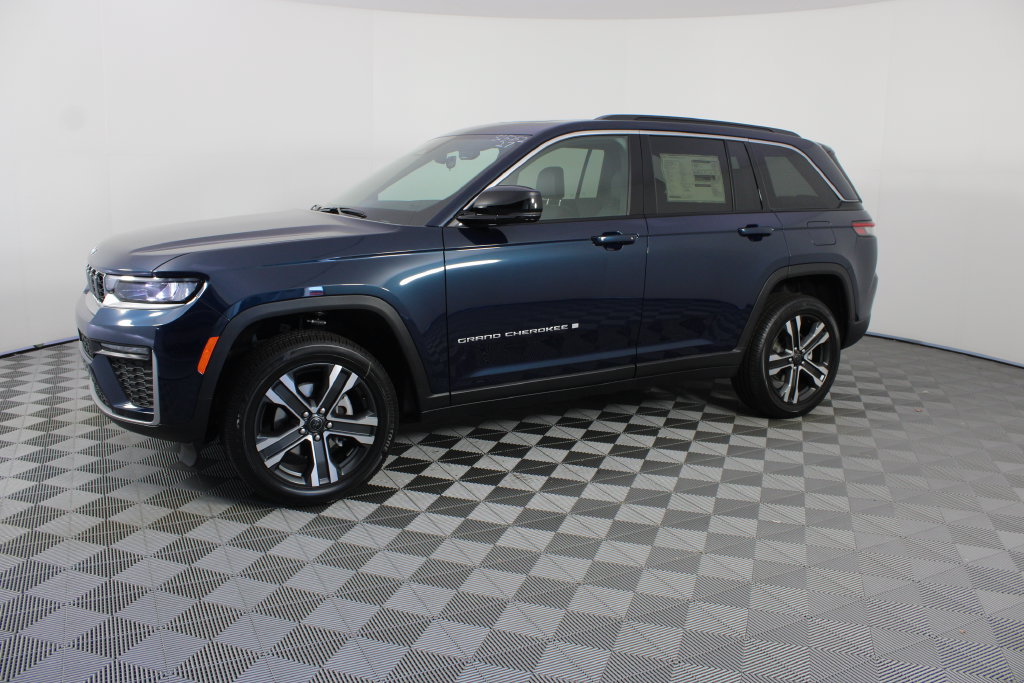 New 2027 Jeep Grand Cherokee Limited AWD/4WD image 2