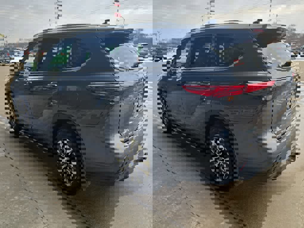 Used 2023 Toyota Highlander XLE image 6