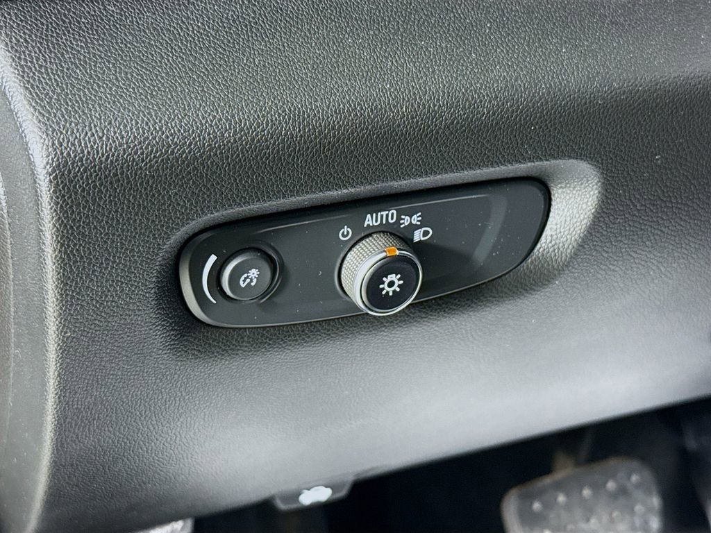 Used 2023 Chevrolet Traverse LT w/ Rear Camera Mirror Package image 11