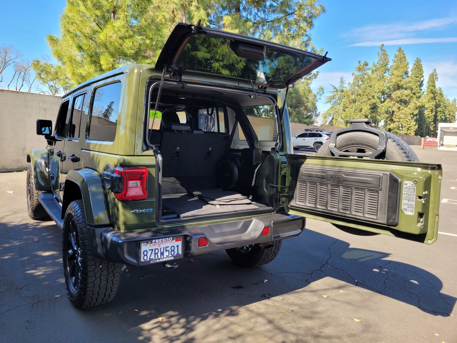 Used 2021 Jeep Wrangler Unlimited Sahara w/ Cold Weather Group image 27