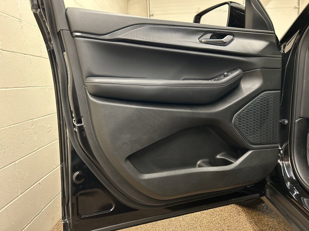 Used 2025 Jeep Grand Cherokee L Altitude image 13