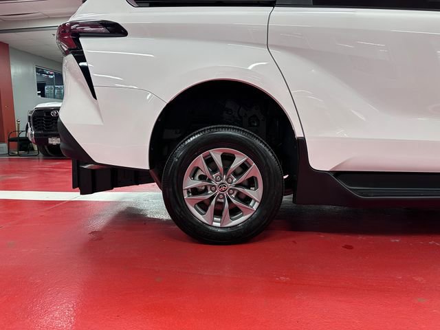 Used 2026 Toyota Sienna LE image 26