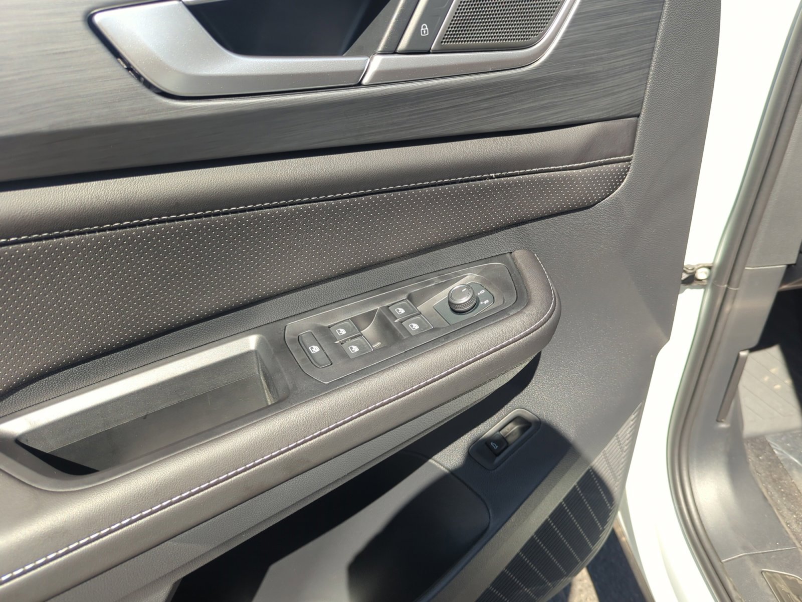 New 2026 Volkswagen Atlas Cross Sport SE image 13