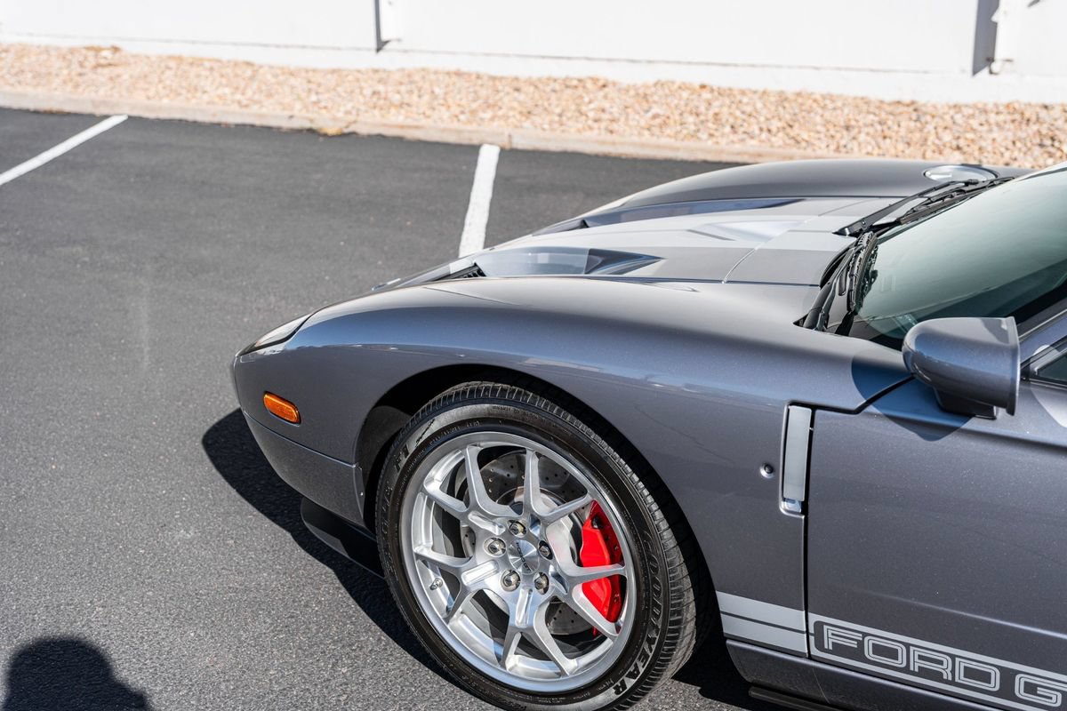 Used 2006 Ford GT RWD image 3