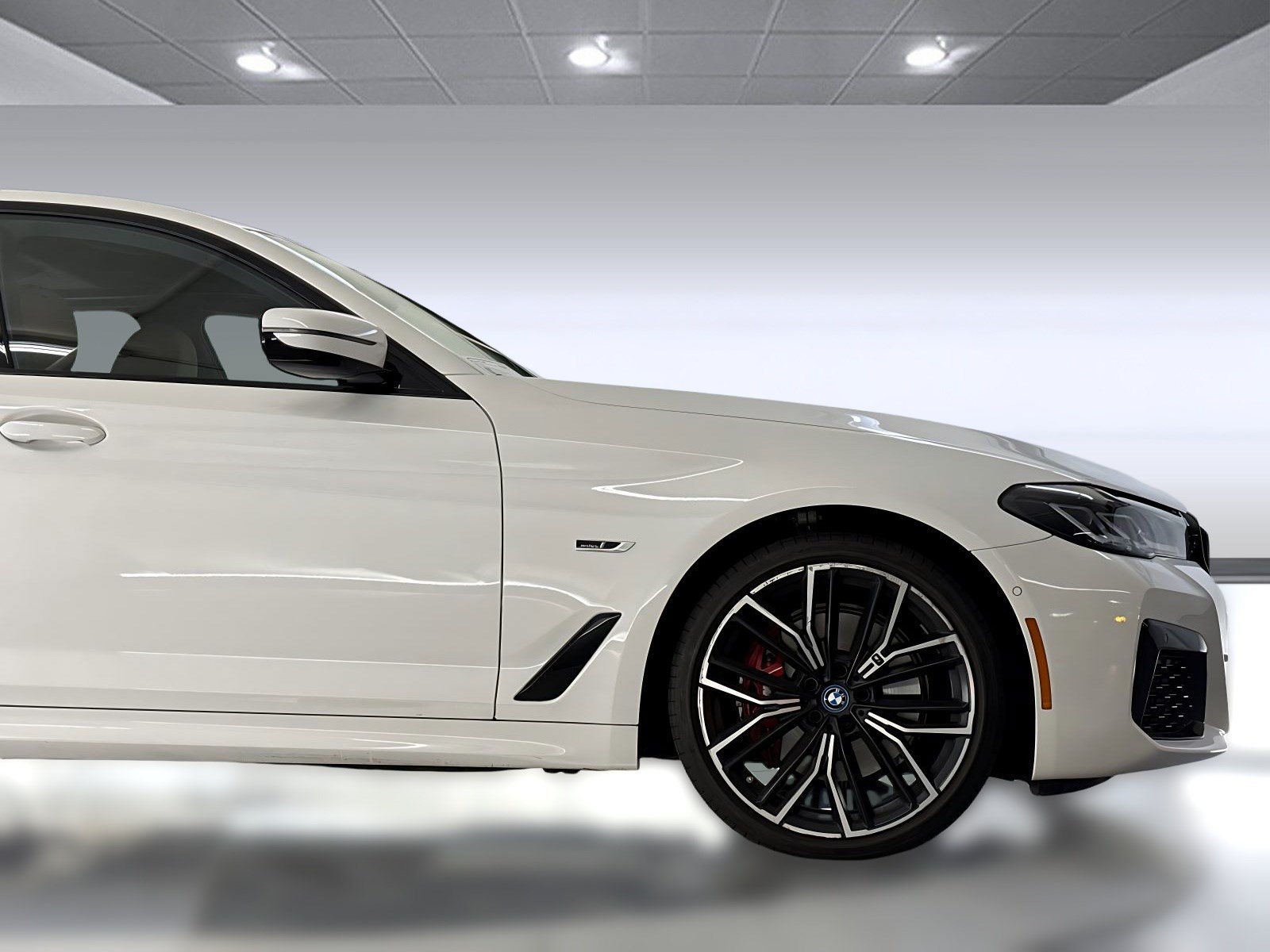 Certified 2023 BMW 530e w/ M Sport Package RWD image 34