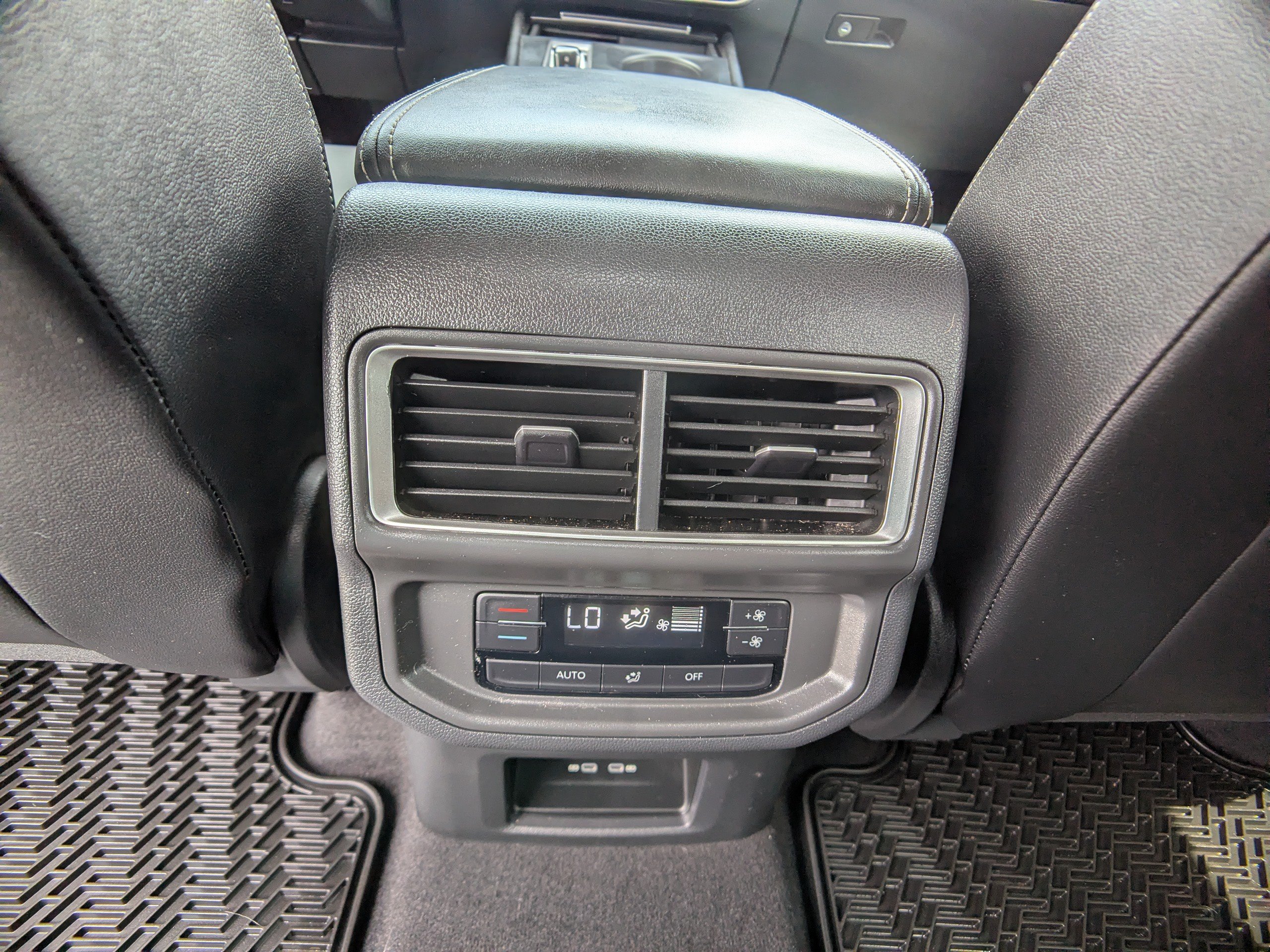 Used 2024 Volkswagen Atlas SE AWD/4WD image 16