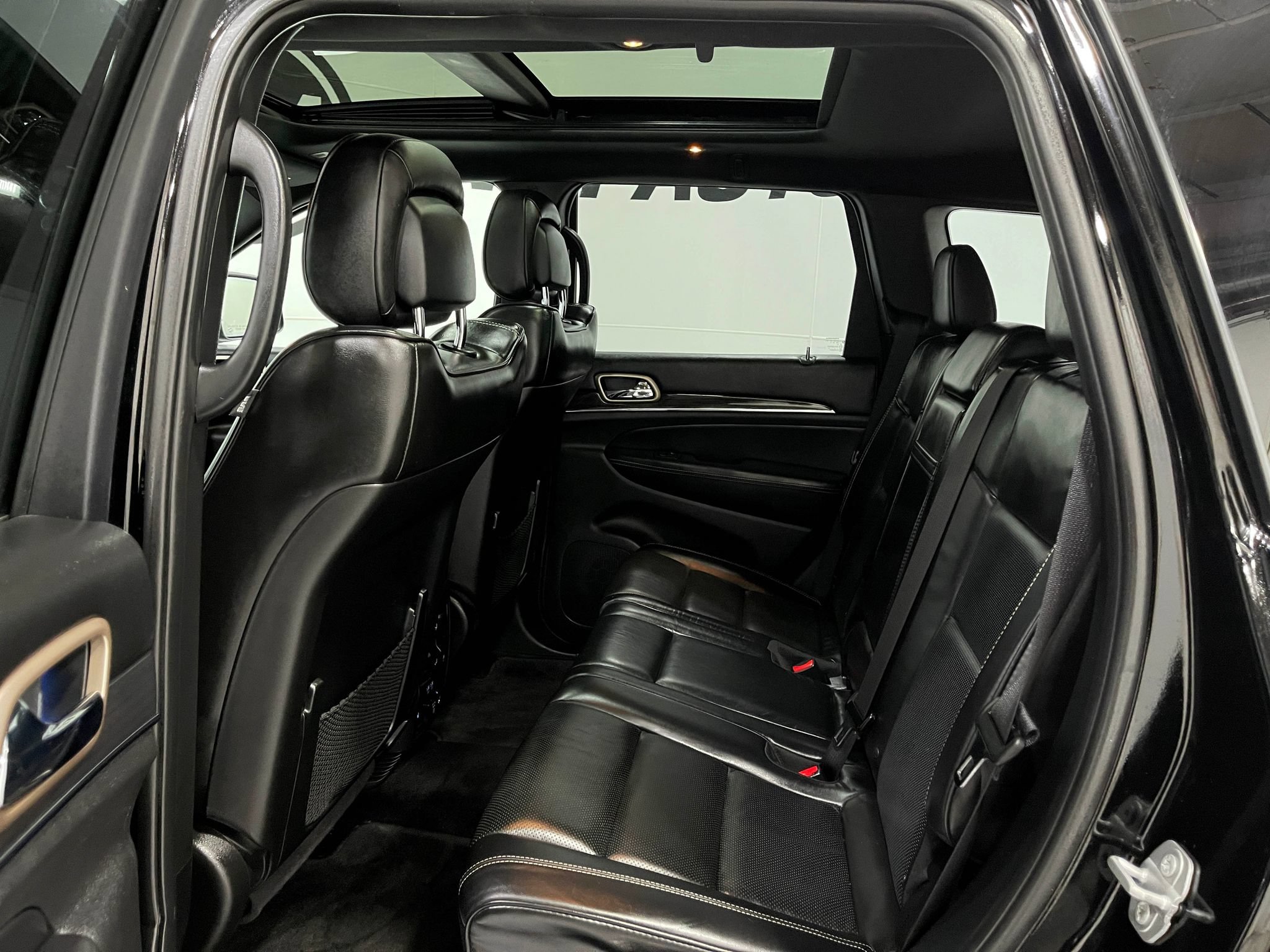 Used 2017 Jeep Grand Cherokee Overland w/ Jeep Active Safety Group AWD/4WD image 30