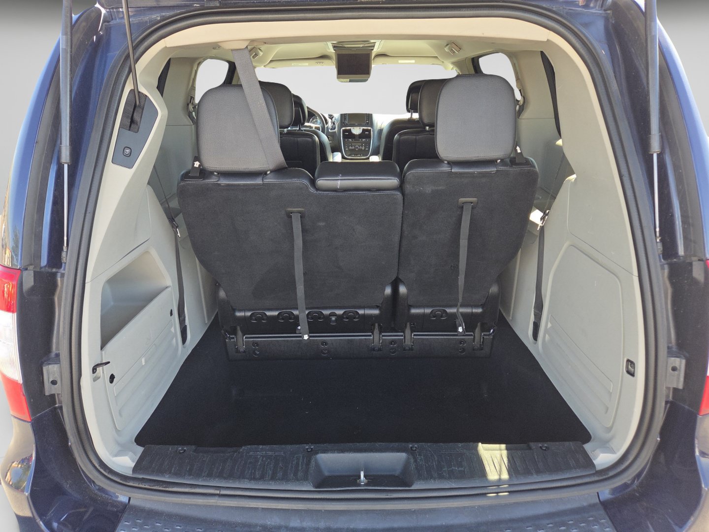 Used 2015 Chrysler Town & Country Touring FWD image 25