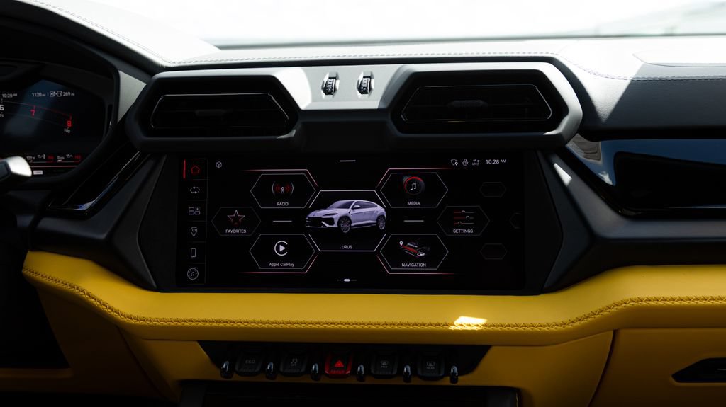 Used 2025 Lamborghini Urus SE AWD/4WD image 18