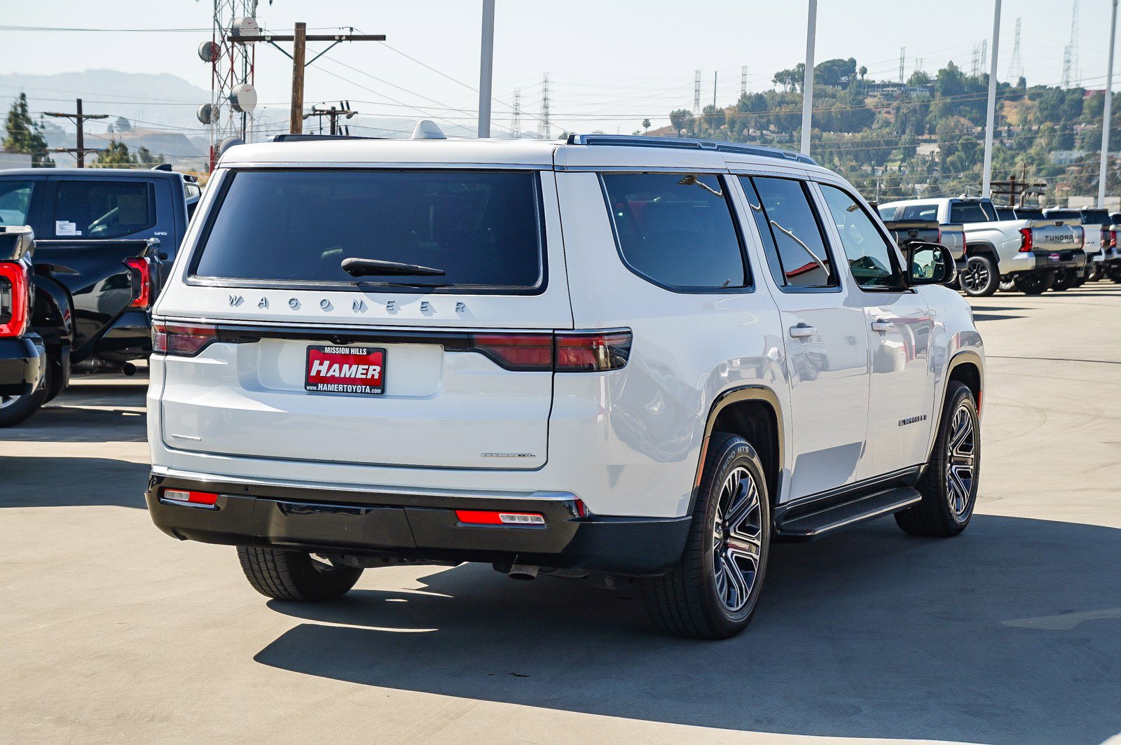 Used 2023 Jeep Wagoneer L Series II AWD/4WD image 7