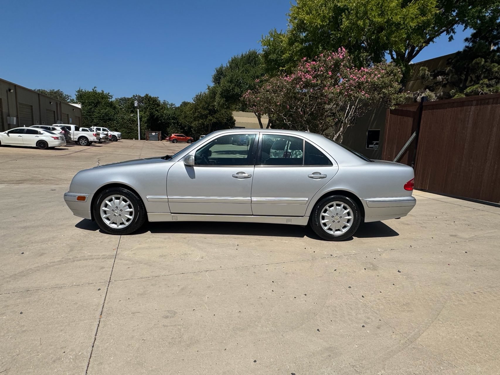 Used 2000 Mercedes-Benz E 320 Sedan image 4