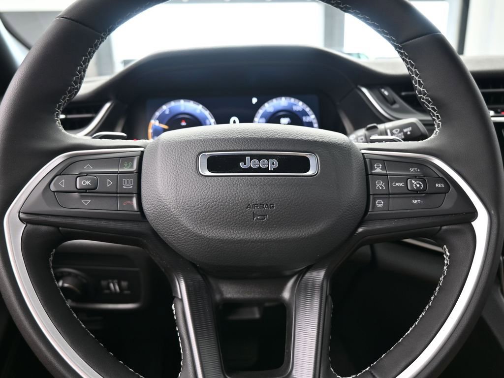 Used 2025 Jeep Grand Cherokee L Laredo image 23