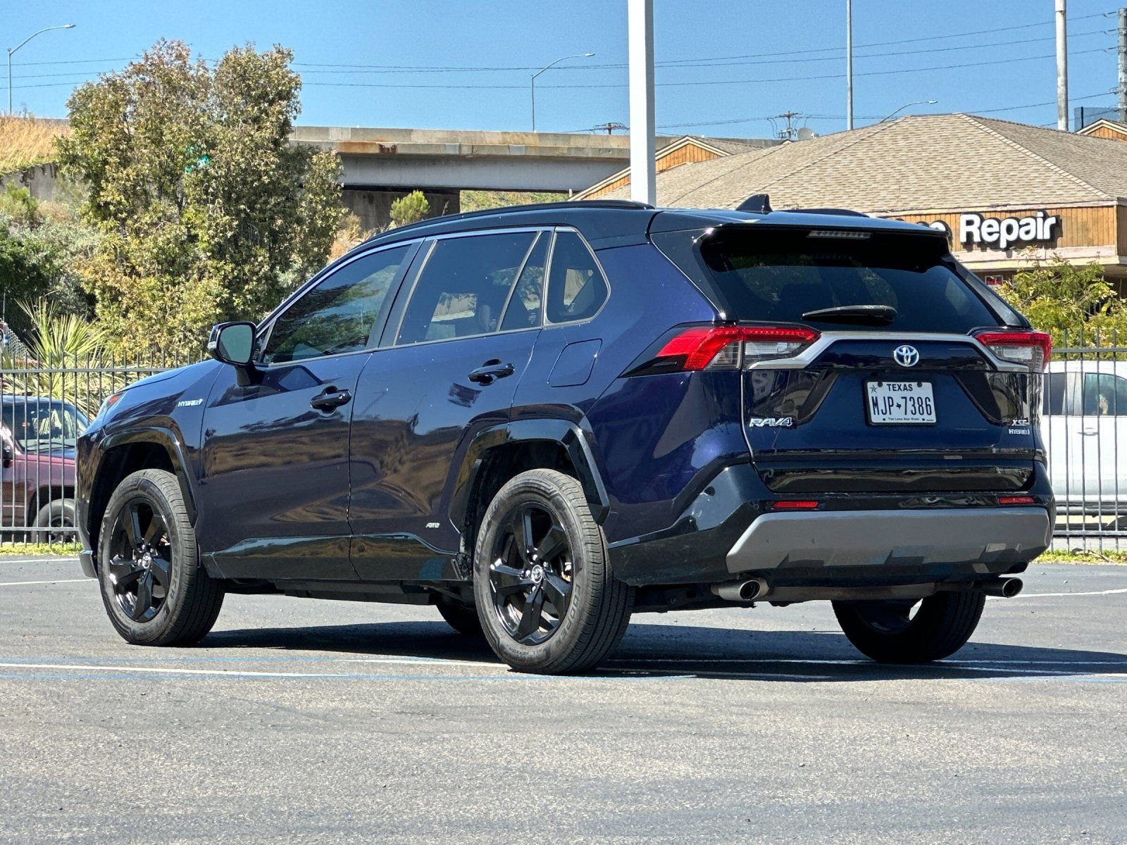 Used 2019 Toyota RAV4 XSE AWD/4WD image 3