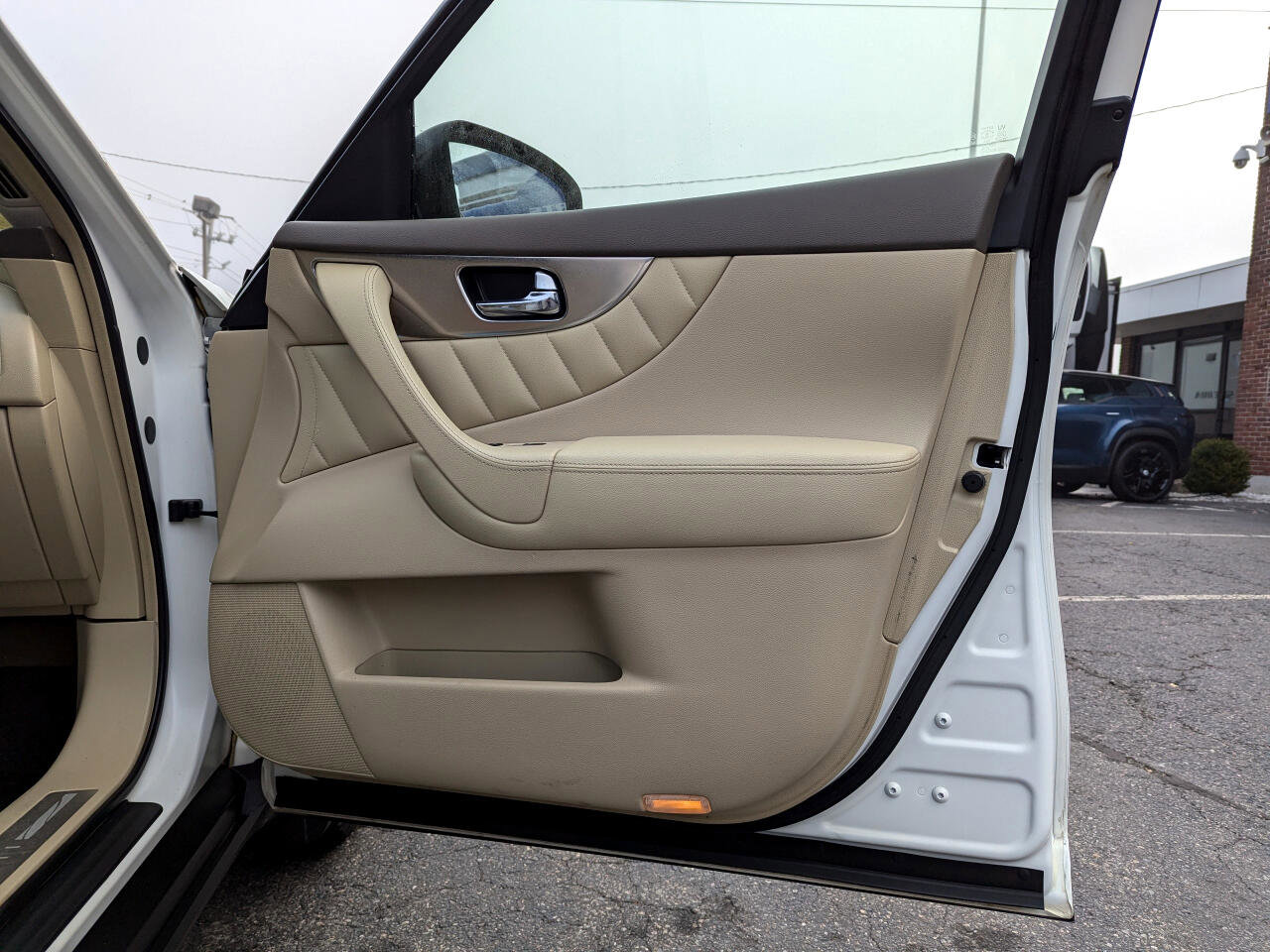 Used 2010 INFINITI FX35 AWD w/ Navigation Pkg image 29