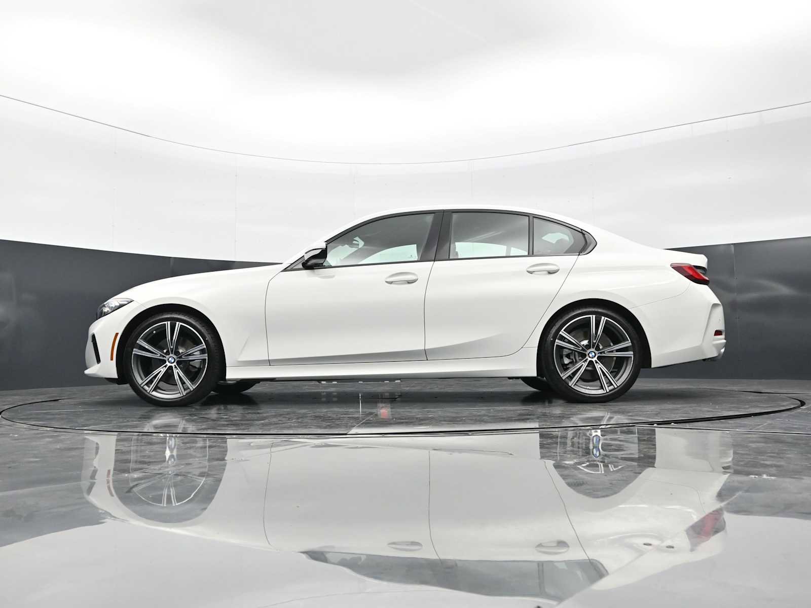 Used 2023 BMW 330i Sedan w/ Premium Package RWD image 32