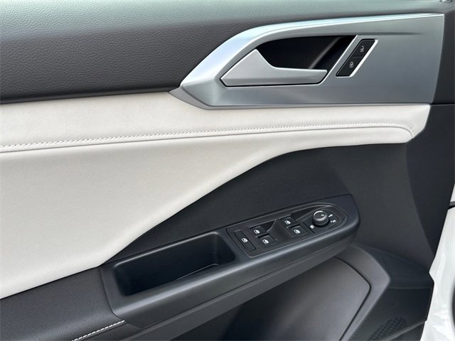 Used 2025 Volkswagen Taos SE image 8