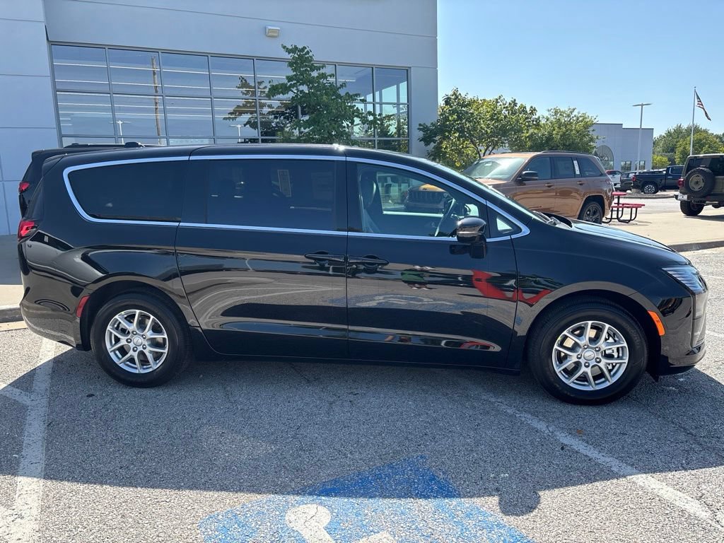 New 2027 Chrysler Pacifica Select FWD image 13