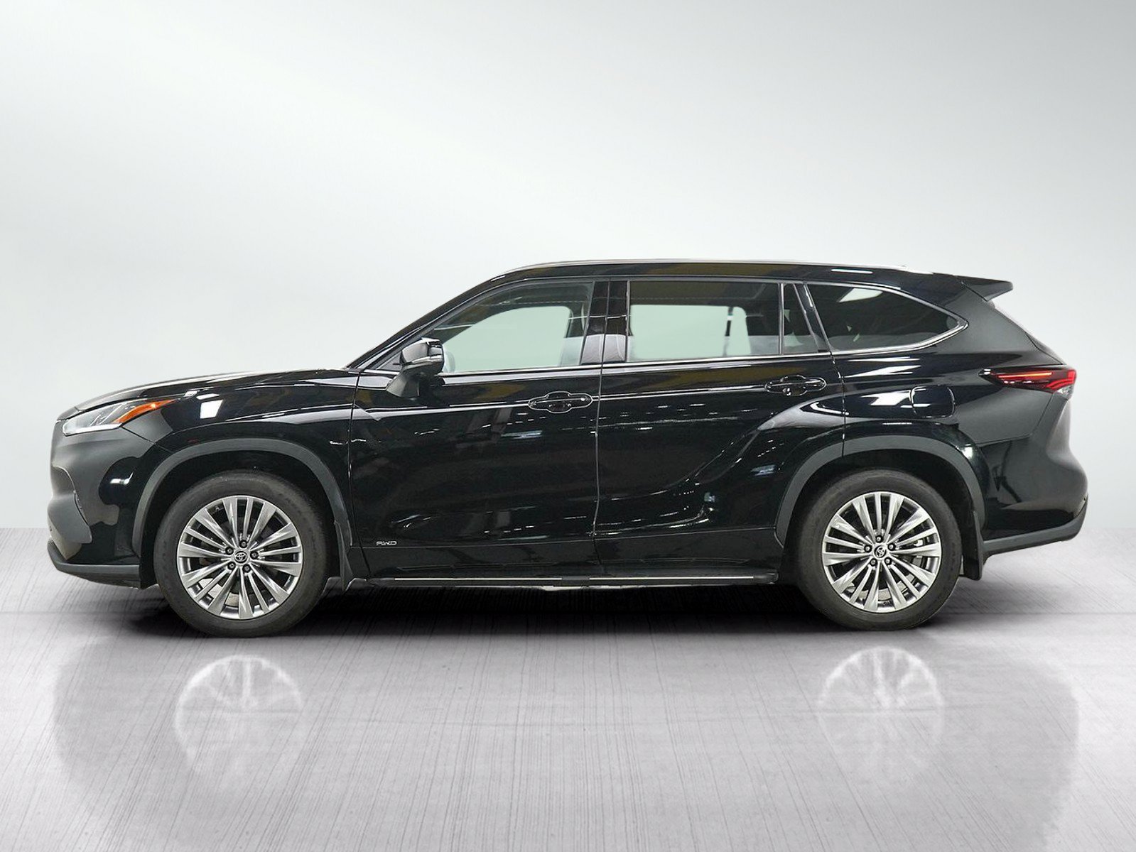Used 2025 Toyota Highlander Platinum AWD/4WD image 2