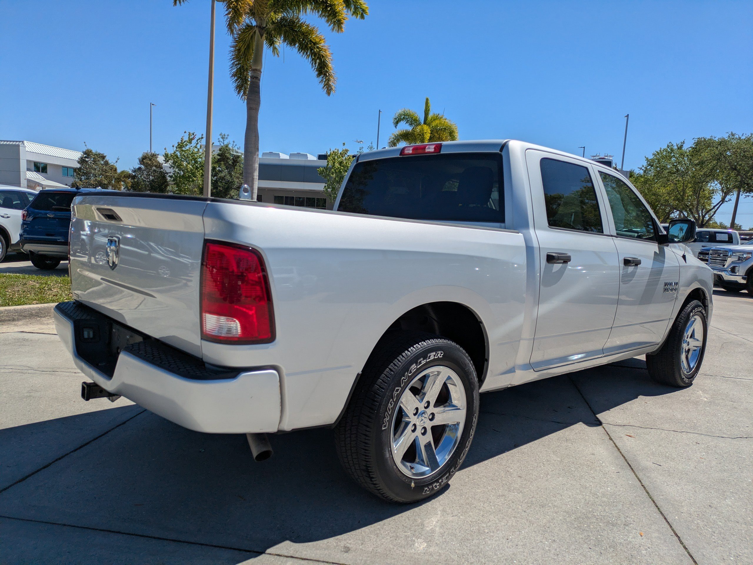 Used 2017 RAM 1500 Express RWD image 4