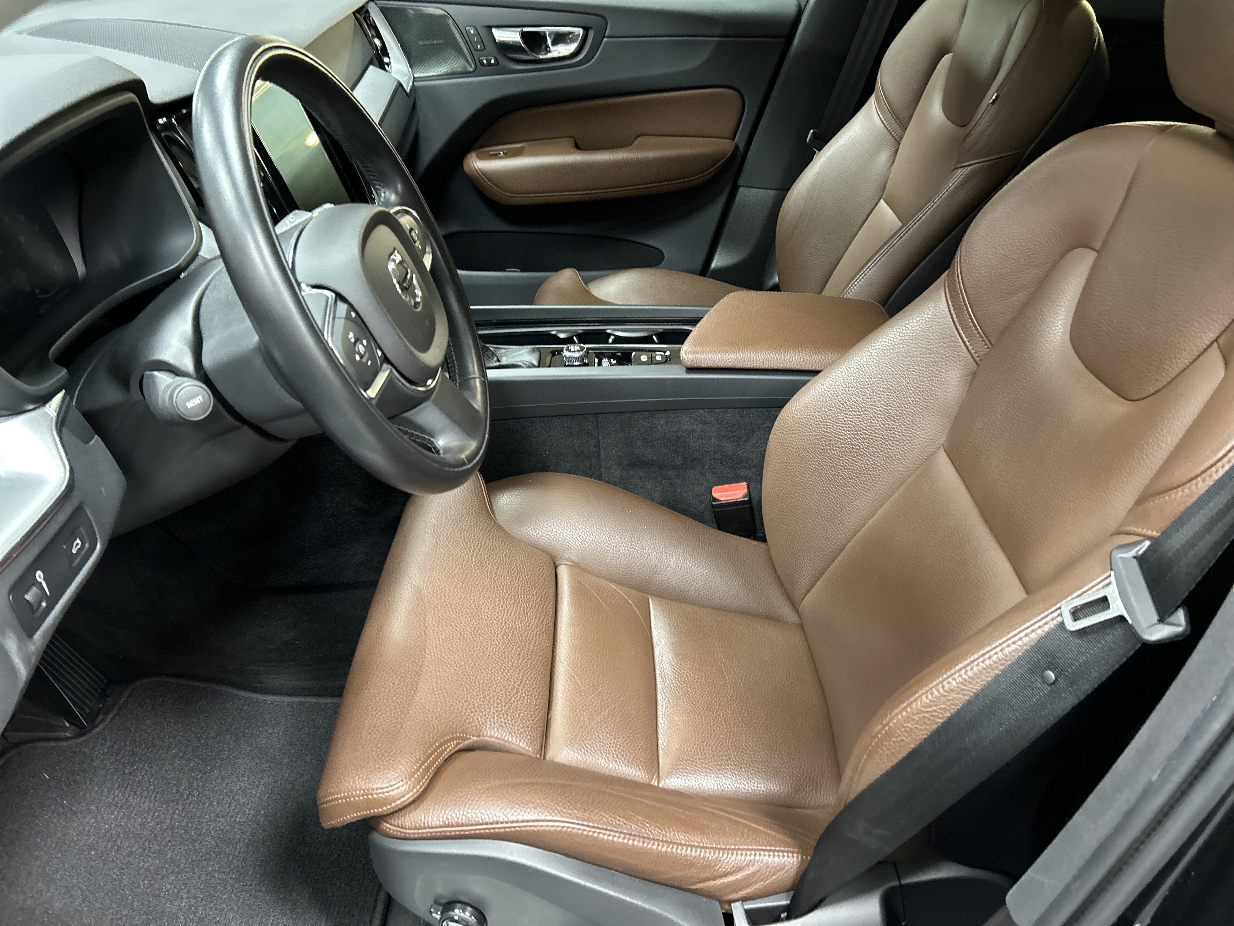 Used 2019 Volvo XC60 T5 Momentum w/ Multimedia Package FWD image 16