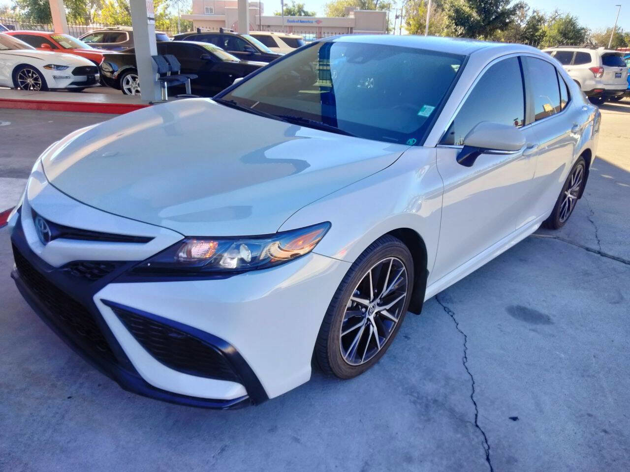 Used 2022 Toyota Camry SE image 6