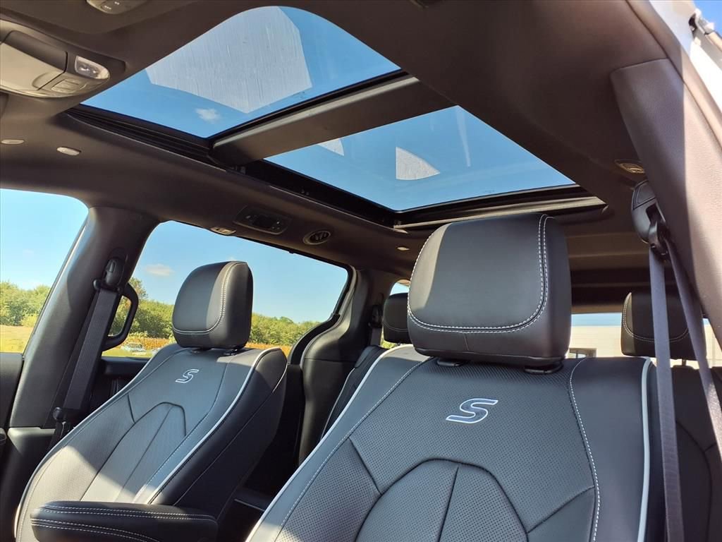 New 2026 Chrysler Pacifica Limited image 5