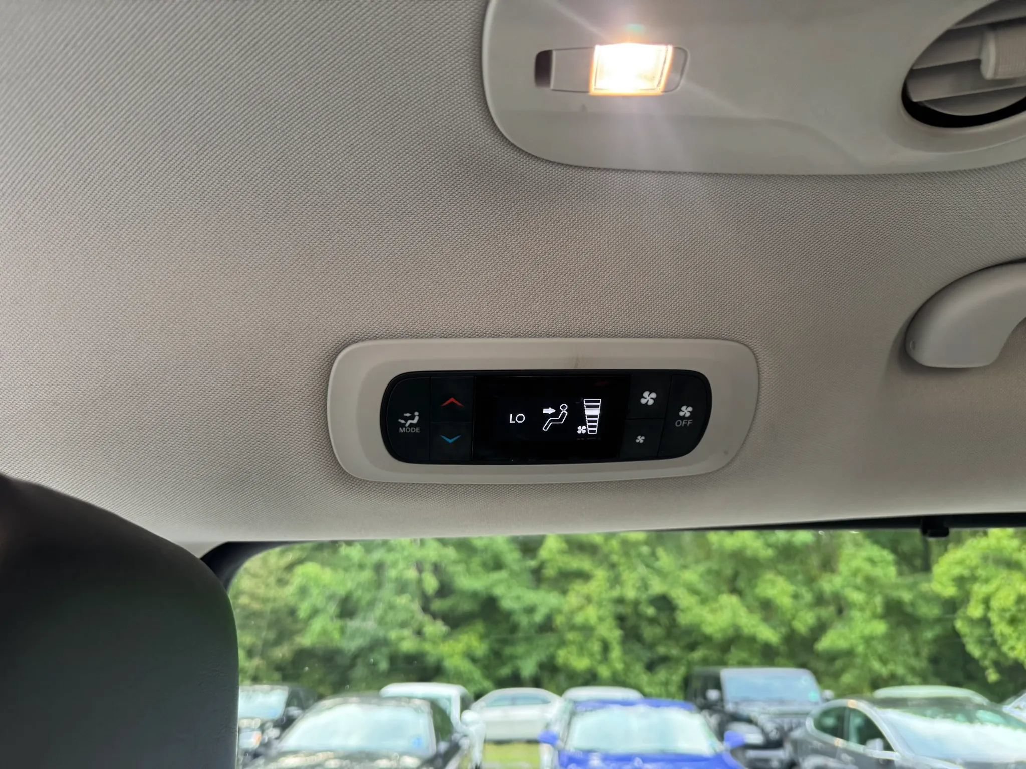 Used 2020 Chrysler Voyager Lxi FWD image 23