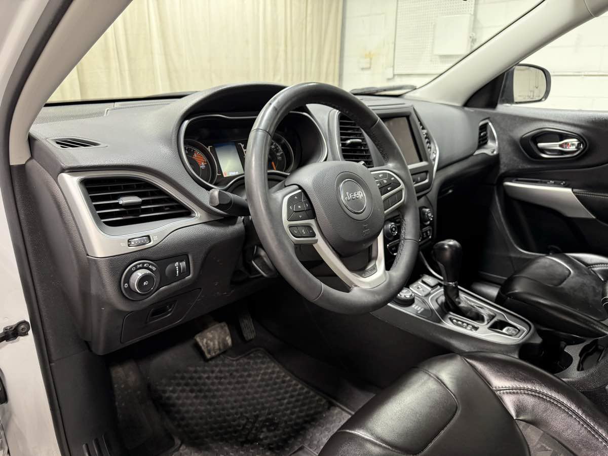 Used 2022 Jeep Cherokee Latitude w/ Sun & Sound Group AWD/4WD image 10