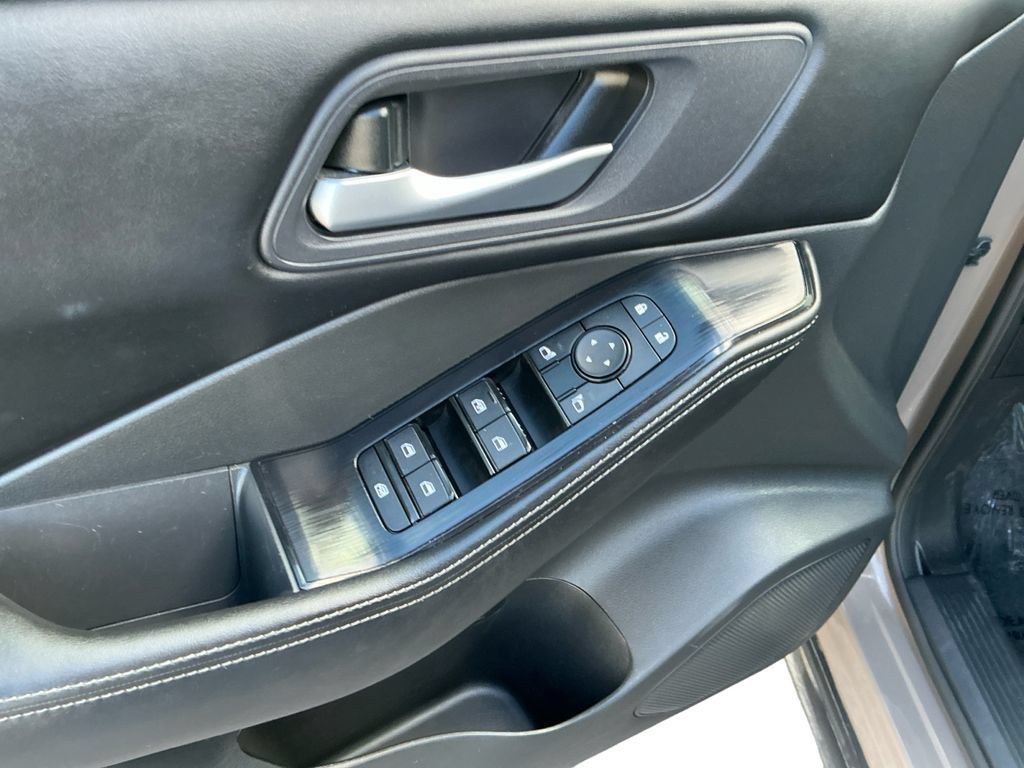 Used 2025 Nissan Rogue SV AWD/4WD image 16