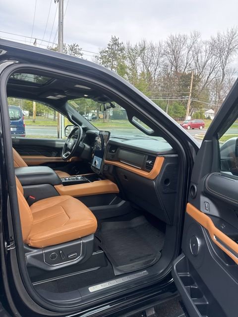 Used 2024 Ford Expedition Platinum image 18