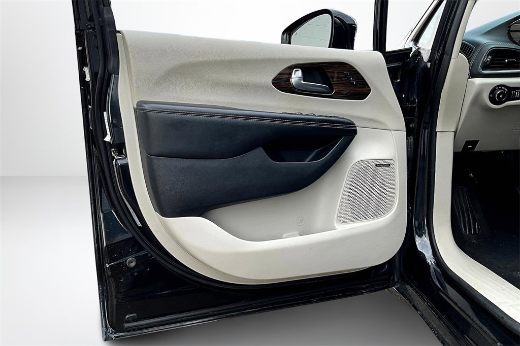 Used 2022 Chrysler Pacifica Limited image 20