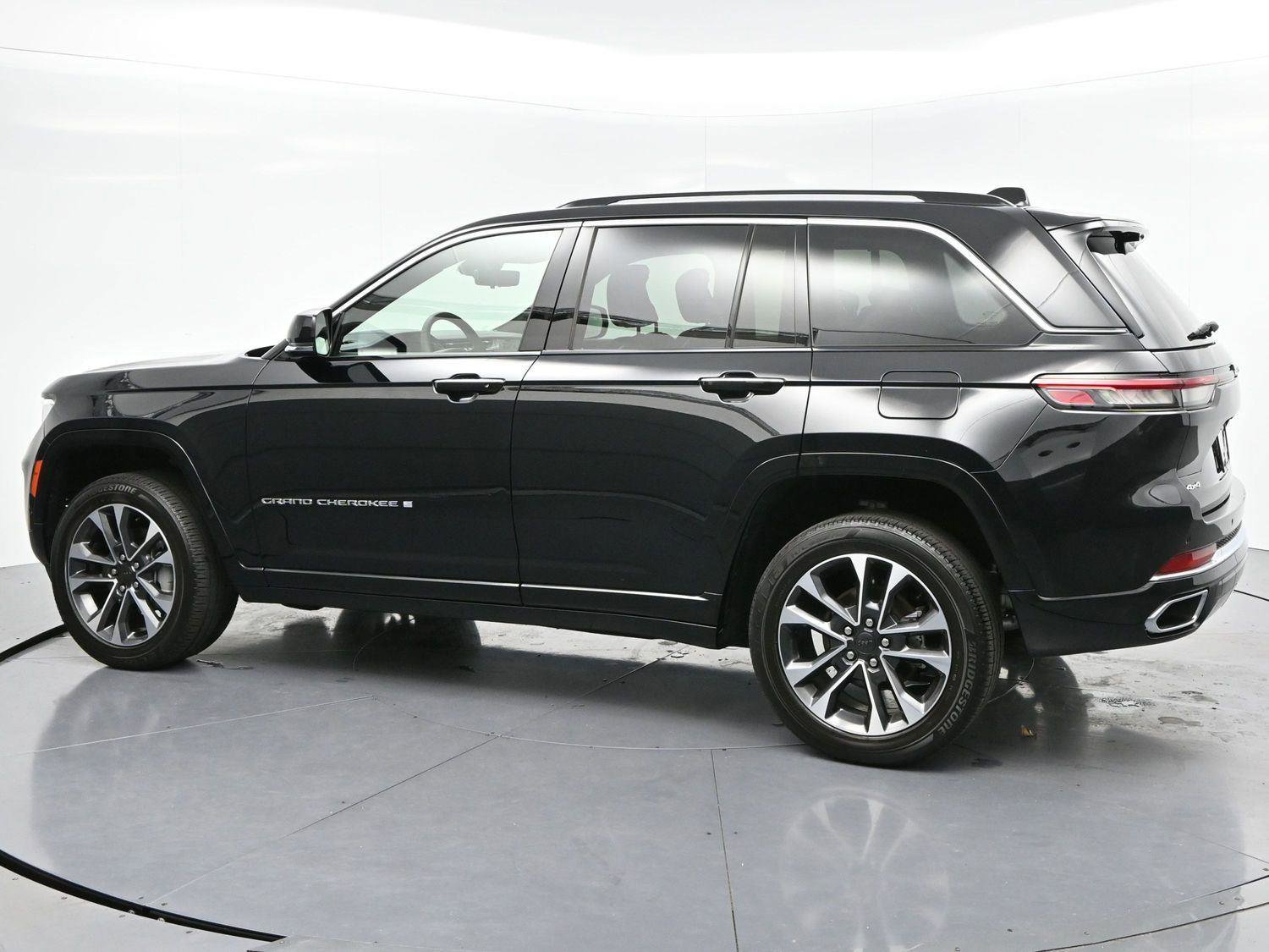 Used 2023 Jeep Grand Cherokee Overland w/ Luxury Tech Group IV AWD/4WD image 5