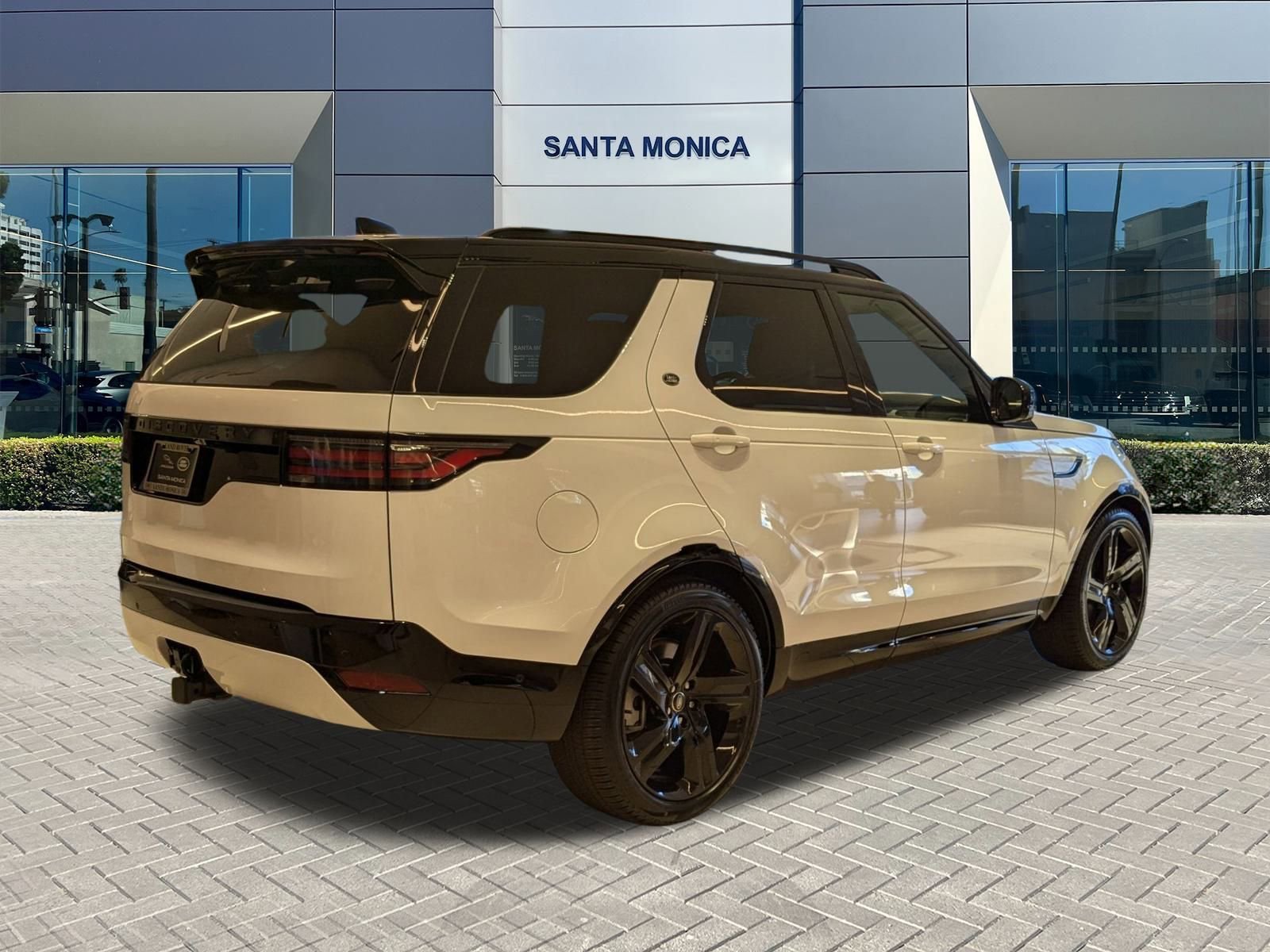 New 2025 Land Rover Discovery Dynamic SE image 2