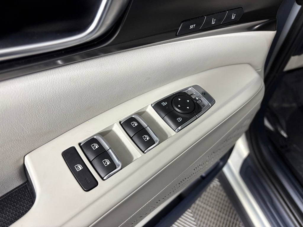 Used 2025 Kia Carnival SX image 13