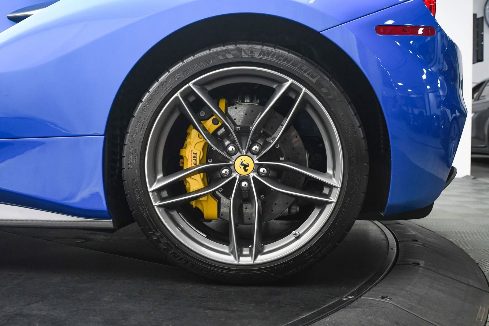 Used 2018 Ferrari 488 Spider Blu Corsa image 33