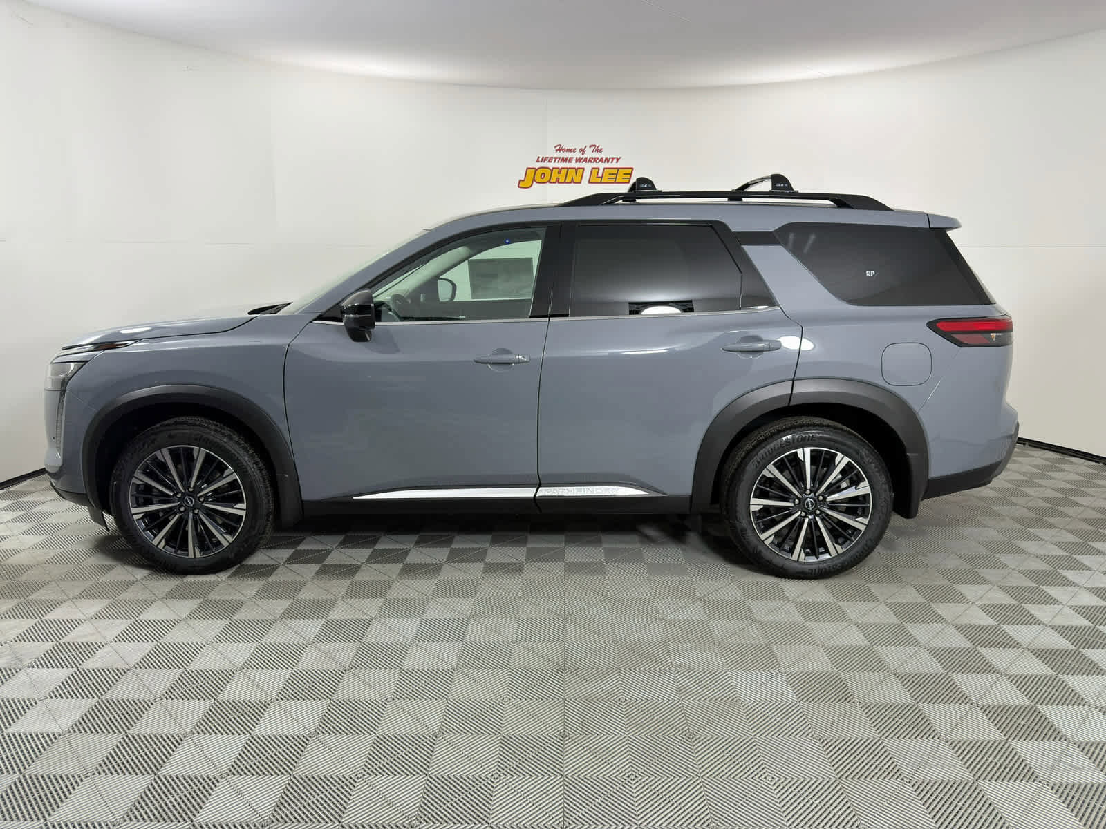 New 2026 Nissan Pathfinder Platinum image 2