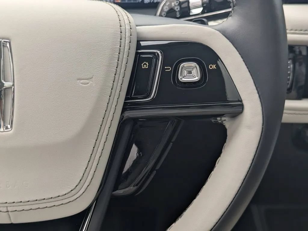 Used 2025 Lincoln Aviator 2WD image 23