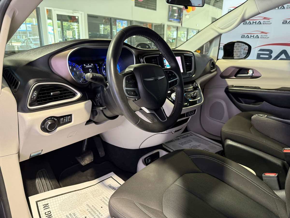 Used 2022 Chrysler Voyager LX image 14