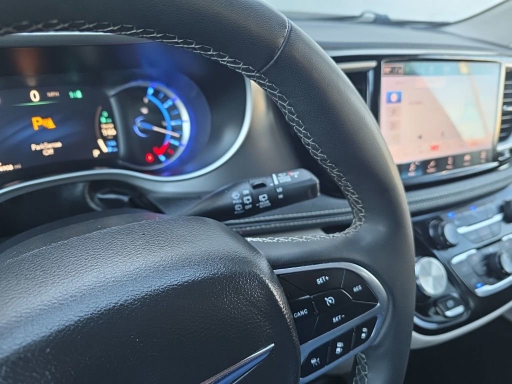 Used 2023 Chrysler Pacifica Touring-L image 18