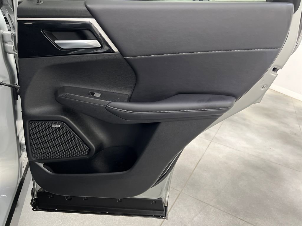 Used 2025 Mitsubishi Outlander SE image 21