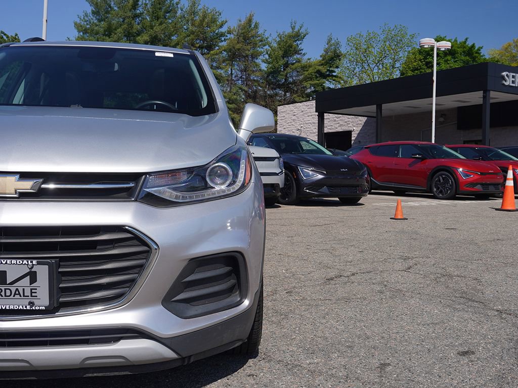 Used 2017 Chevrolet Trax LT w/ Sun & Sound Package FWD image 13