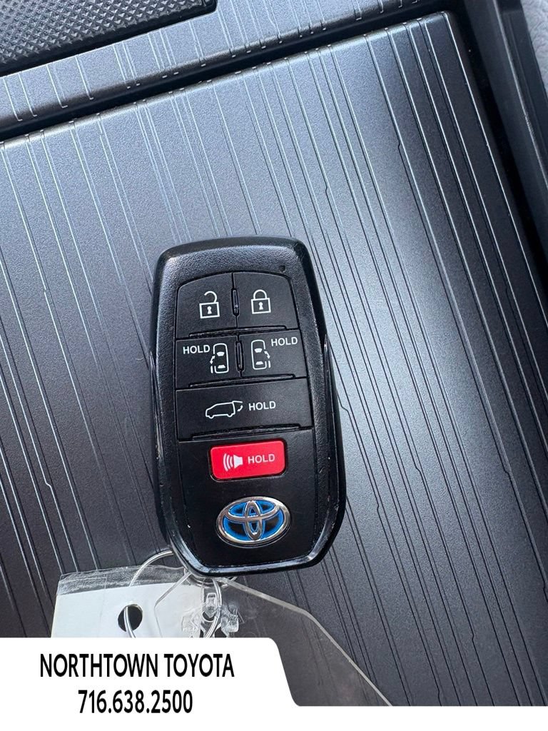 Used 2025 Toyota Sienna XLE w/ XLE Plus Package FWD image 32