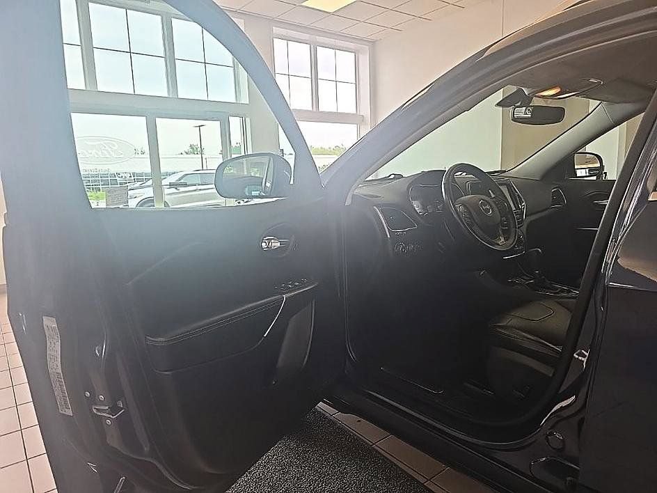 Used 2019 Jeep Cherokee Limited AWD/4WD image 12