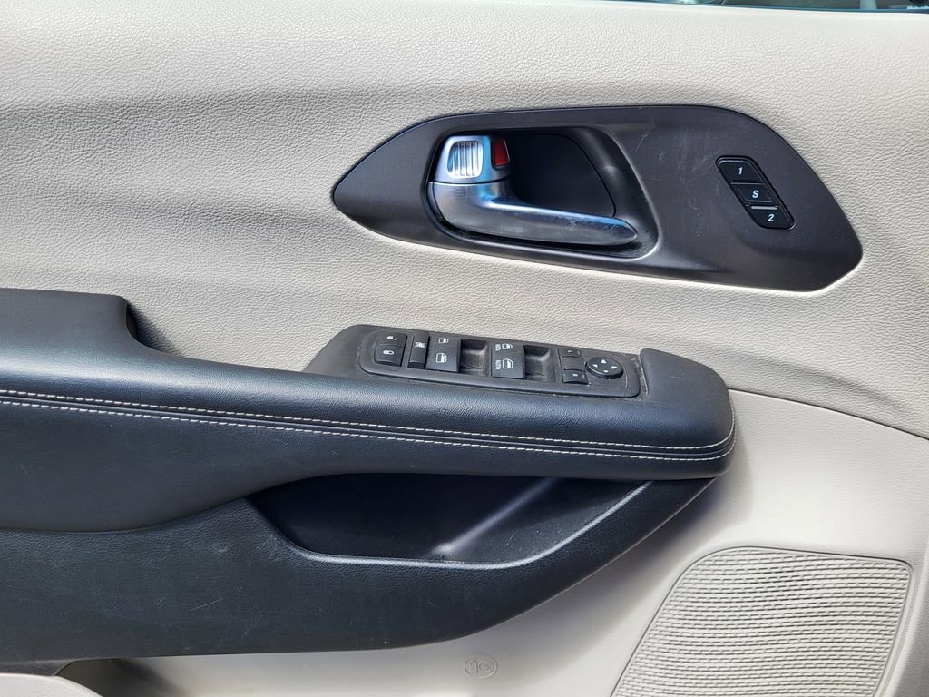 Used 2023 Chrysler Pacifica Touring-L FWD image 14