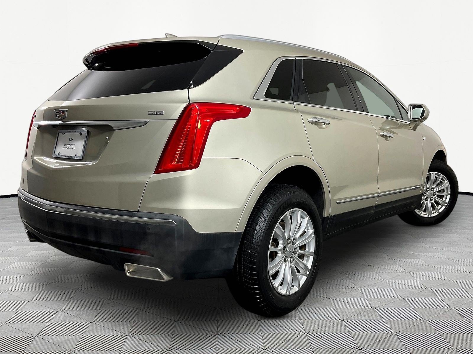 Used 2017 Cadillac XT5 FWD image 6