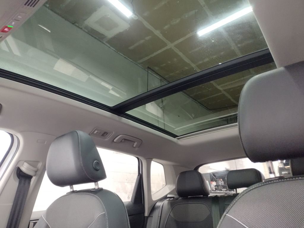 Certified 2025 Volkswagen Taos SE image 22