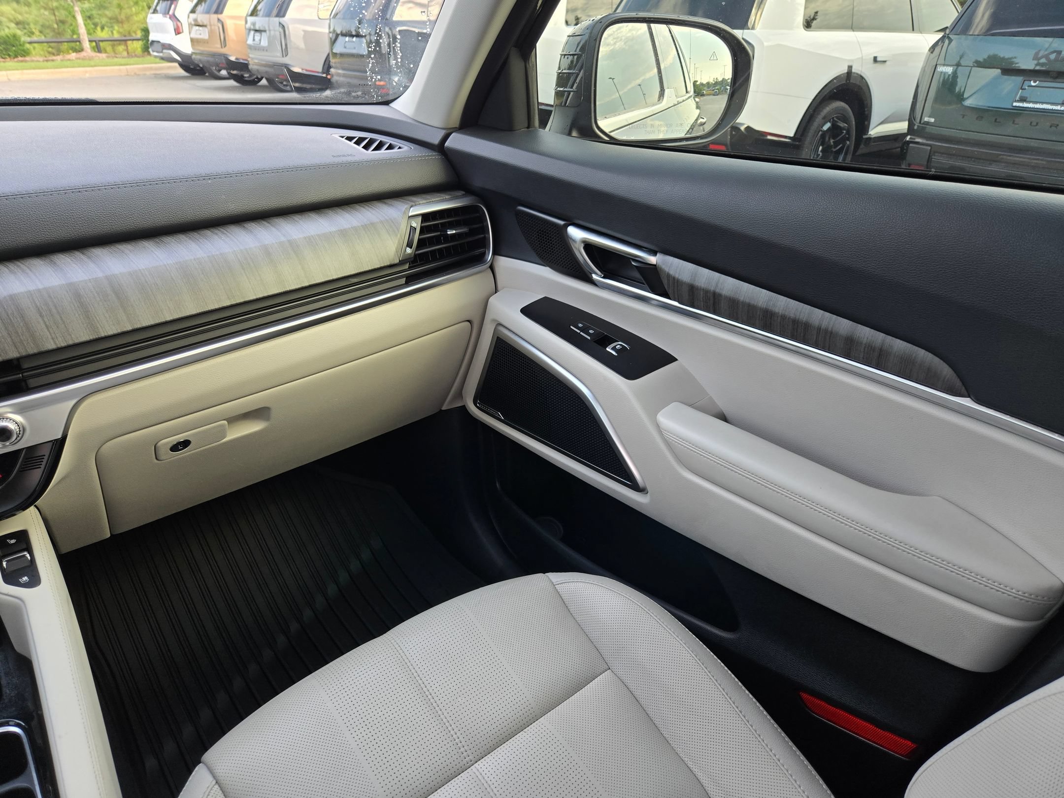 Used 2025 Kia Telluride EX w/ EX Captain's Chair Package FWD image 11